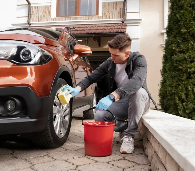 Lavage auto à domicile San-Gavino-d'Ampugnani : professionnel intervenant sur un véhicule